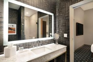 The Slate Hotel Denver Downtown, Tapestry by Hilton的一间浴室