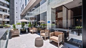 - un hall d'un immeuble avec des chaises et des tables dans l'établissement Hampton Inn By Hilton Nuevo Vallarta, à Nuevo Vallarta