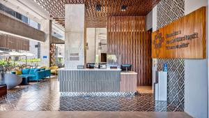 - un hall d'un restaurant avec un comptoir et des chaises dans l'établissement Hampton Inn By Hilton Nuevo Vallarta, à Nuevo Vallarta