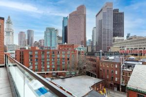 ボストンにあるCanopy By Hilton Boston Downtownの高層ビル群を望む街並み