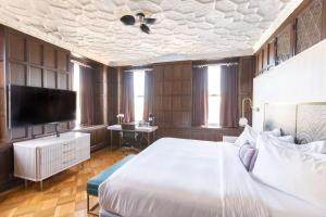 The Kelly Birmingham, Tapestry Collection By Hilton客房内的一张或多张床位