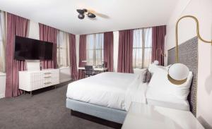 The Kelly Birmingham, Tapestry Collection By Hilton客房内的一张或多张床位