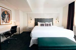The Kelly Birmingham, Tapestry Collection By Hilton客房内的一张或多张床位