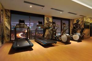 Doubletree By Hilton Shah Alam I-City的健身中心和/或健身设施