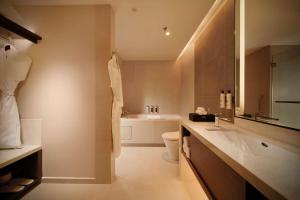 Doubletree By Hilton Shah Alam I-City的一间浴室