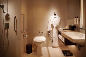 Doubletree By Hilton Shah Alam I-City的一间浴室