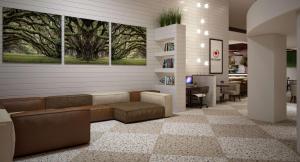 een lobby met een bank en een tafel met een bureau bij The Banyan Hotel Fort Myers, Tapestry Collection by Hilton in Fort Myers