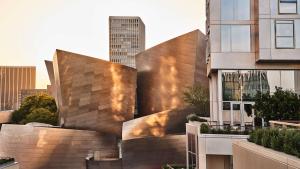 vistas a un edificio con un edificio en Conrad Los Angeles, en Los Ángeles