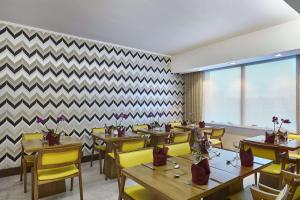 מסעדה או מקום אחר לאכול בו ב-Hilton Porto Alegre, Brazil