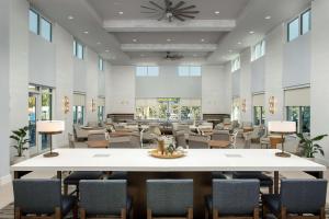 デスティンにあるHomewood Suites By Hilton Destinの大きなテーブルと椅子が備わる広い待合室 +37枚の写真