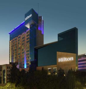 Un edificio con un cartello Hilton sul lato. di Hilton Amman ad Amman