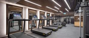 Doubletree By Hilton Plovdiv Center的健身中心和/或健身设施