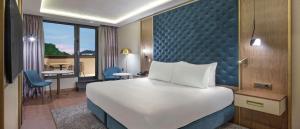 Doubletree By Hilton Plovdiv Center客房内的一张或多张床位