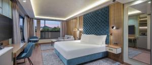 Doubletree By Hilton Plovdiv Center客房内的一张或多张床位