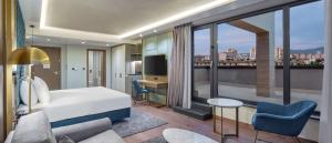 普罗夫迪夫Doubletree By Hilton Plovdiv Center的酒店客房享有城市美景,配有一张床。