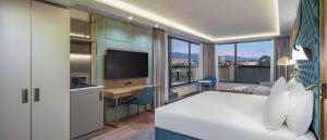 Doubletree By Hilton Plovdiv Center的电视和/或娱乐中心