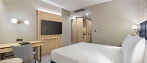 Doubletree By Hilton Plovdiv Center客房内的一张或多张床位
