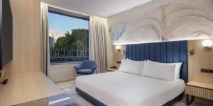Doubletree By Hilton Plovdiv Center客房内的一张或多张床位