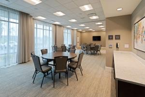 una sala de conferencias con mesa y sillas en Homewood Suites By Hilton Panama City Beach, Fl, en Panama City Beach