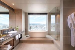 Hilton Hiroshima客房内的一张或多张床位