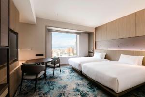 Hilton Hiroshima客房内的一张或多张床位