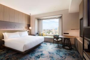 Hilton Hiroshima客房内的一张或多张床位