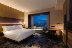 Hilton Hiroshima客房内的一张或多张床位