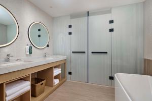 een badkamer met een wastafel en een douche bij Hilton Garden Inn Zhuhai Jinan University in Zhuhai