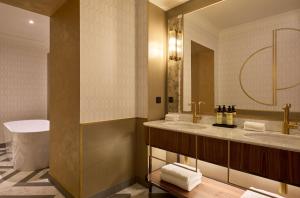 Kúpeľňa v ubytovaní Hotel Saski Krakow Curio Collection by Hilton