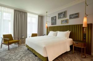 Posteľ alebo postele v izbe v ubytovaní Hotel Saski Krakow Curio Collection by Hilton