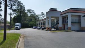 un camion blanc garé devant un bâtiment dans l'établissement Relax Inn, à Albany