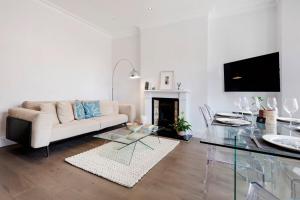 倫敦的住宿－Modern and Bright Highgate Gem，带沙发和玻璃桌的客厅