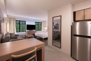 亞特蘭大的住宿－Homewood Suites by Hilton Atlanta Buckhead Pharr Road，厨房以及带不锈钢冰箱的起居室。