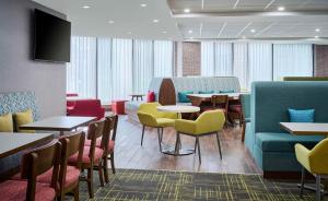 a dining room with tables and chairs and tablesktop at Hampton Inn By Hilton Hamilton in Hamilton