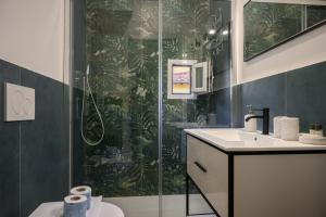 een badkamer met een douche, toilet en wastafel bij Sapiti Modern by Mmega in Florence