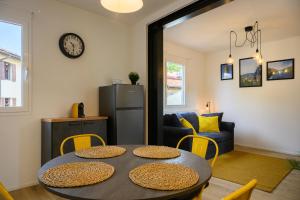een woonkamer met een tafel en stoelen en een koelkast bij Sapiti Modern by Mmega in Florence +14 foto's