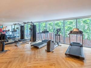 un gimnasio con varias cintas de correr y máquinas elípticas en ibis Styles Goa Vagator - An Accor Brand, en Vagator