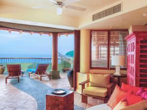 uma sala de estar com vista para o oceano em Hilton Grand Vacations Club Zihuatanejo em Zihuatanejo