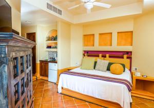 a bedroom with a bed and a kitchen at Hilton Grand Vacations Club Zihuatanejo in Zihuatanejo