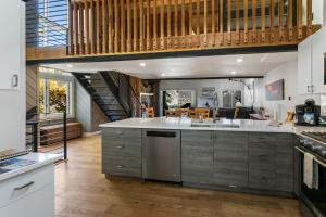 kuchnia ze zlewem i schodami w obiekcie 98 Ridgepoint condo w mieście Beaver Creek +22 zdjęcia