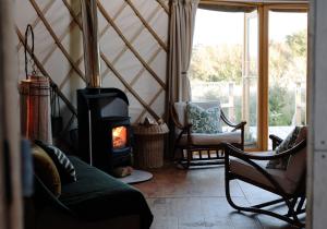 Uma área de estar em Tree Field Yurt at Moor Farm