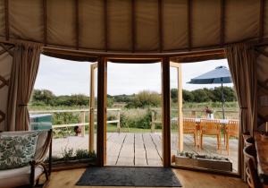 Uma varanda ou terraço em Tree Field Yurt at Moor Farm