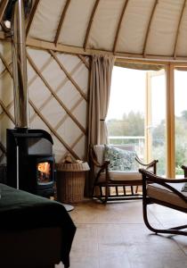 Uma área de estar em Tree Field Yurt at Moor Farm
