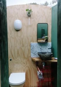 Uma casa de banho em Tree Field Yurt at Moor Farm