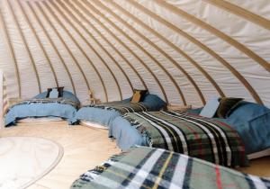 Uma cama ou camas num quarto em Tree Field Yurt at Moor Farm