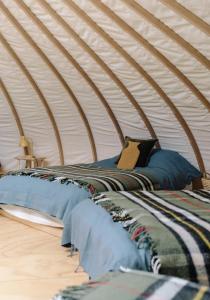 Uma cama ou camas num quarto em Tree Field Yurt at Moor Farm