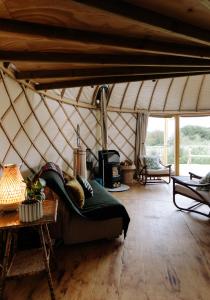 Uma área de estar em Tree Field Yurt at Moor Farm