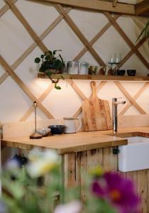 A cozinha ou kitchenette de Tree Field Yurt at Moor Farm