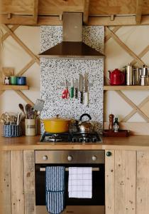 A cozinha ou kitchenette de Tree Field Yurt at Moor Farm