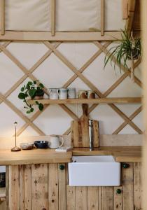 A cozinha ou kitchenette de Tree Field Yurt at Moor Farm